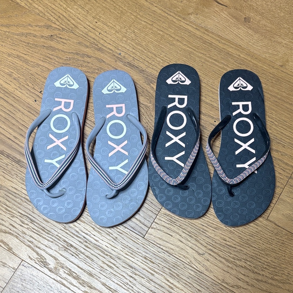 ⭐️FREE WITH $40 PIRCHASE⭐️Roxy Pair of Flip Flops in Light Gray and Black